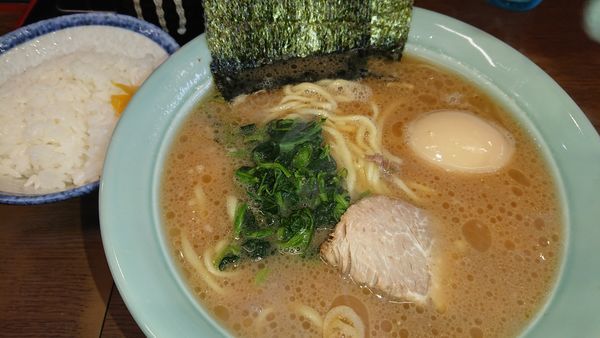 「らーめん中盛(800円)+味玉(100円)ライス(100円)」@寿々㐂家の写真