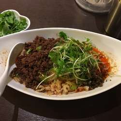 汁なし担々麺（辛さ3痺れ3大盛）とパクチー