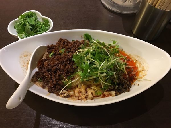 「汁なし担々麺（辛さ3痺れ3大盛）とパクチー」@四川担担麺 阿吽 湯島店の写真