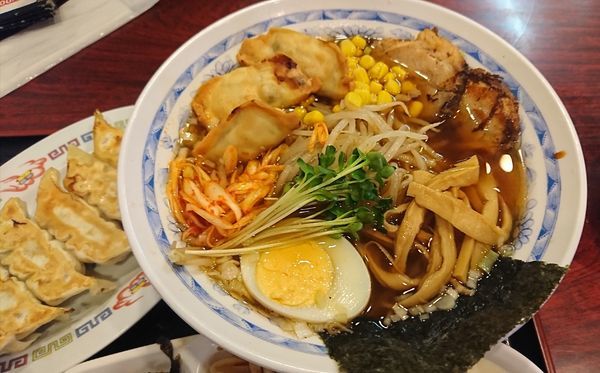 「特製健太ラーメン(880円)と餃子セット」@宇都宮餃子館 駅前中央店の写真