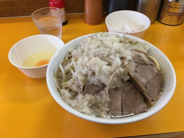 「ラーメン（ニンニク、アブラマシマシ）＋生卵」@ラーメンエース 八王子店の写真