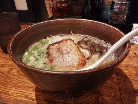 「豚骨醤油　らーめん」@でびっと 桜新町サザエさん通り店の写真