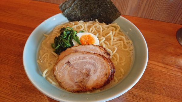 「塩とんこつラーメン中盛」@横浜ラーメン とんこつ家 平須店の写真