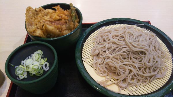 「（月木限定）得セット ミニ豚ロース天丼セット」@ゆで太郎 淡路町店の写真