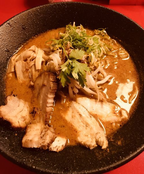 「天空 ¥880&タンドリー鶏チャーシュー ¥200」@スパイスらぁめん釈迦 池袋店の写真