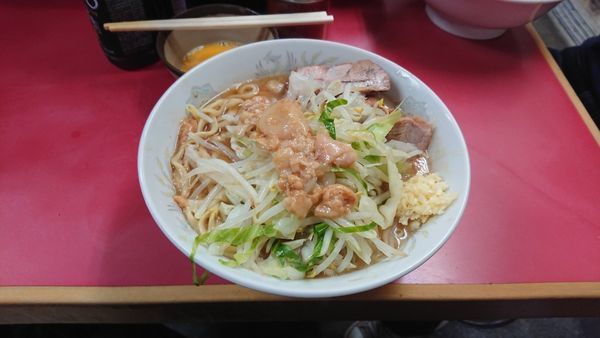 「小豚　ニンニク脂　生卵」@ラーメン二郎 環七一之江店の写真