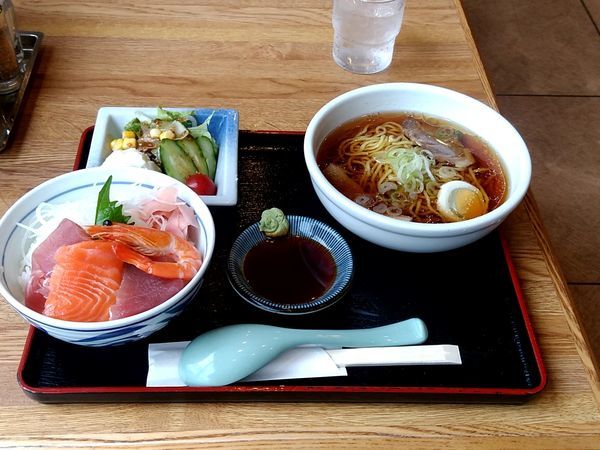 「Ａランチ(海鮮丼＋ラーメン)972円」@遊彩食の写真