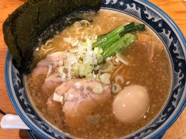 「特製豚骨醤油らーめん 910円」@龍神麺の写真