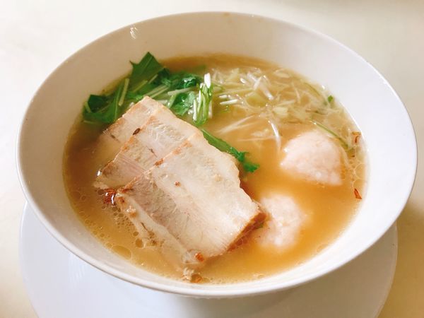 「手作り海老団子と煮チャーシュー入り白湯スープそば(細麺)＋ジャス」@馥香の写真