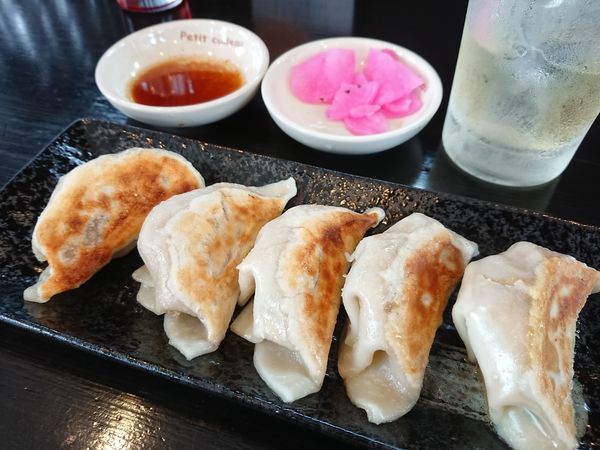 「手作り焼きギョーザ350円＋煮干し和えそば(追い飯付)850」@麺や 笑 ～Sho～の写真