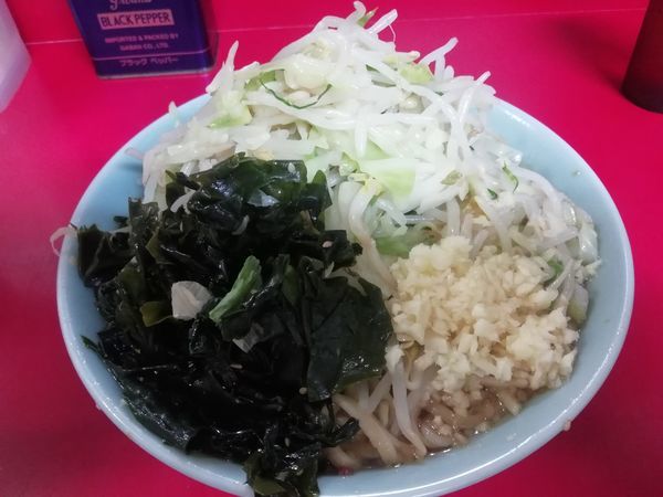 「小ラーメン＋ネギ塩ワカメ（740円）」@ラーメン二郎 中山駅前店の写真