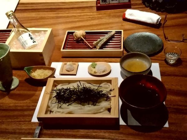 「ざるうどん(並盛)730円＋ちくわ天120円＋なす天150円」@池田屋の写真