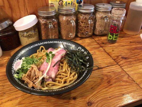 「黒豚油そば（大盛）700円」@油そば専門店 GACHIの写真