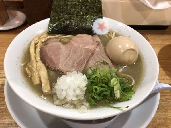 「煮干しラーメン（潮）＋玉子」@まぐちゃんラーメンの写真