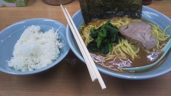 「らーめん中（固め・濃め）+ライス中（無料）」@横浜ラーメン 武蔵家 日吉店の写真