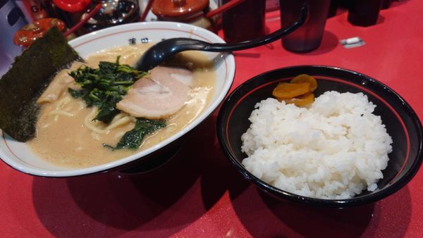 「ラーメン醤油(４９０円)＋ランチサービス半ライス」@蒲田ラーメン K家 蒲田本店の写真