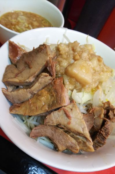 「つけめん＋豚＋野菜ちょい増しアブラマシマシ」@豚ラーメン 蕨店の写真