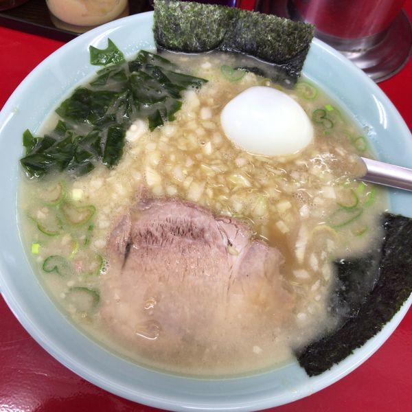 「玉ネギラーメン500円+ゆで卵（無料）」@ラーメンショップ YAMANAKAの写真