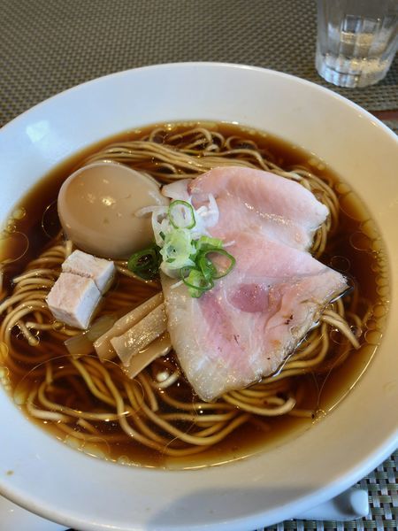 「旨み鷄だし 味玉ラーメン 醤油 ¥950」@生粋 花のれんの写真