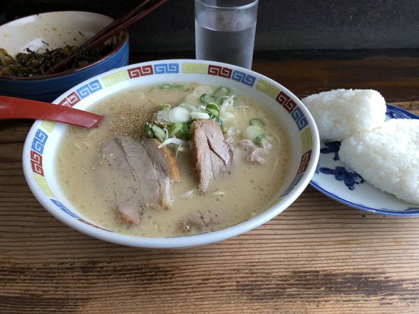 「ラーメン+おにぎり 700円」@博多 一輝亭の写真
