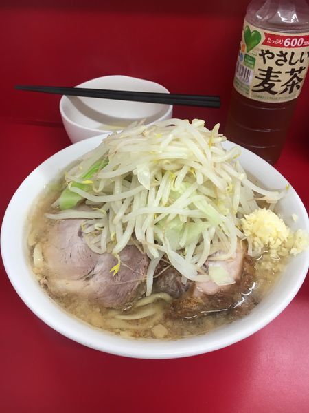 「小ラーメン 麺少なめ   生玉子  ニンニク」@ラーメン二郎 神田神保町店の写真