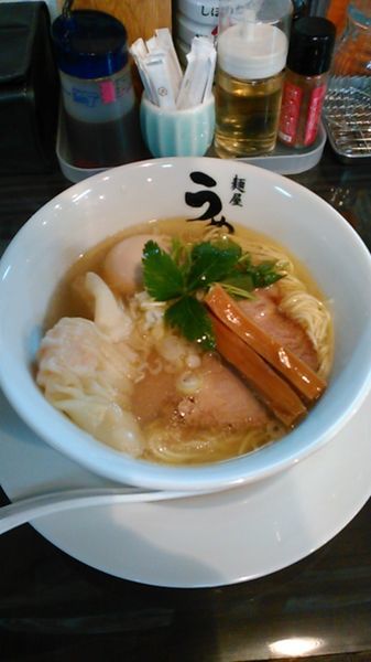 「海老塩ワンタンメン　900円　ラーパス特典　味玉」@麺屋 うめはら あずま店の写真