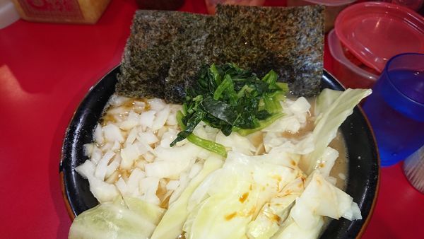 「中盛り(770円)+キャベツ(100円)+玉ねぎ(70円)」@家系ラーメン とらきち家の写真