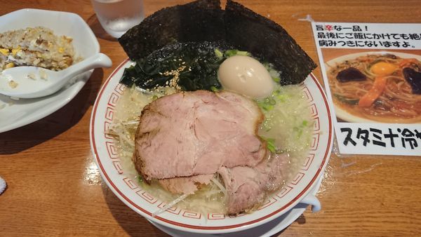 「定番（塩） 950円 + 半チャーハン 350円」@天然豚骨ラーメン専門店 よってっ亭の写真
