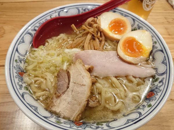 「塩 味玉850円＋国産豚ジャンボ焼売300円＋ビール」@くじら食堂 nonowa東小金井店の写真