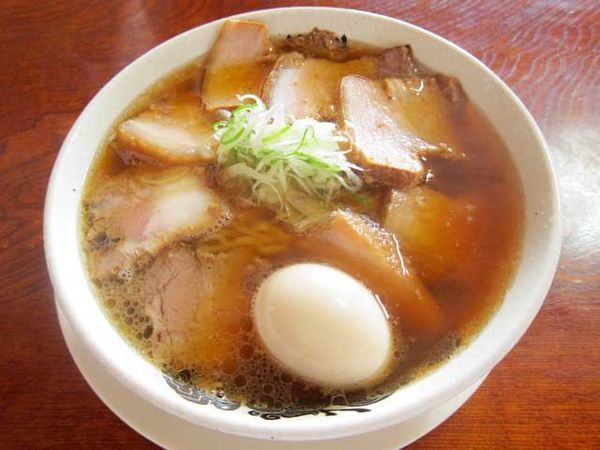 「淡麗醤油中華そばチャーシュー　930円＋半熟味玉　100円」@食堂 はせ川の写真