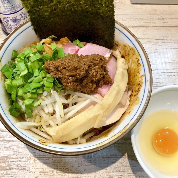 「【気まぐれ限定】辛い油そば (生玉子付き)￥850」@中華そば 四つ葉の写真