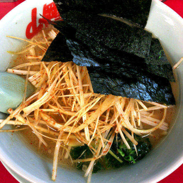 「醤油ピリ辛ネギラーメン　740円　海苔」@ラーメン山岡家 大泉店の写真