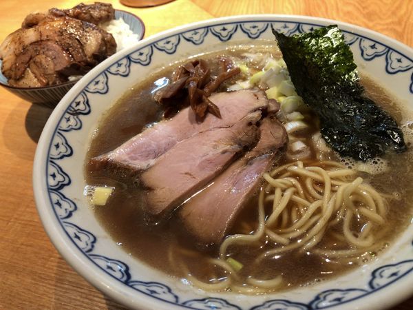 「煮干しらーめん 780円 肉めし 330円」@つじ田 奥の院の写真