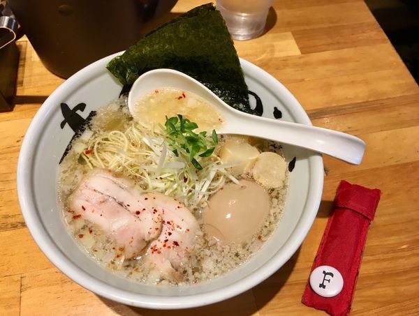 「淡麗豚そば＋半熟煮玉子」@まんかい 天満橋店の写真