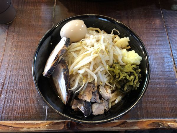 「まぜそば(大)+豚(2枚)+味玉」@麺や豚髭の写真