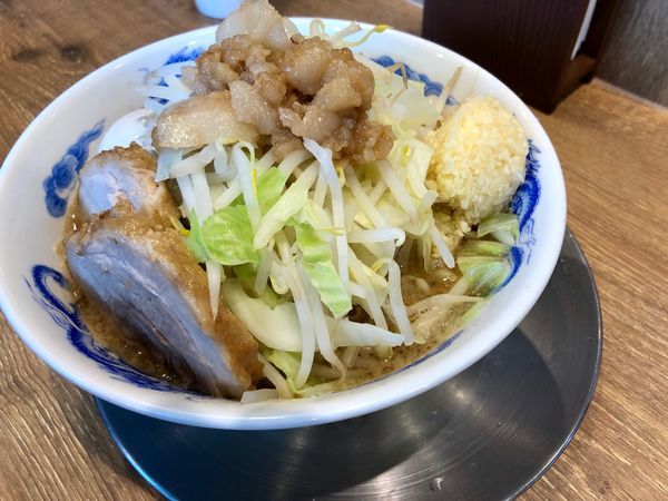 「豚玉ラーメンニンニク増し¥880」@ジャンクガレッジ 狭山店の写真