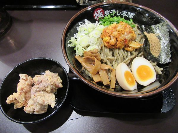 「限定　特製煮干しまぜそば大盛（１０００円）＋唐揚げ」@極煮干し本舗 荒川沖店の写真