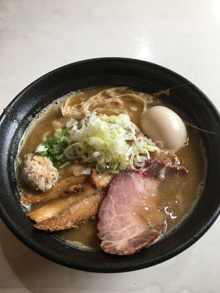 「濃厚豚骨魚介 800円 + 特製トピ 300円」@はりけんラーメンの写真