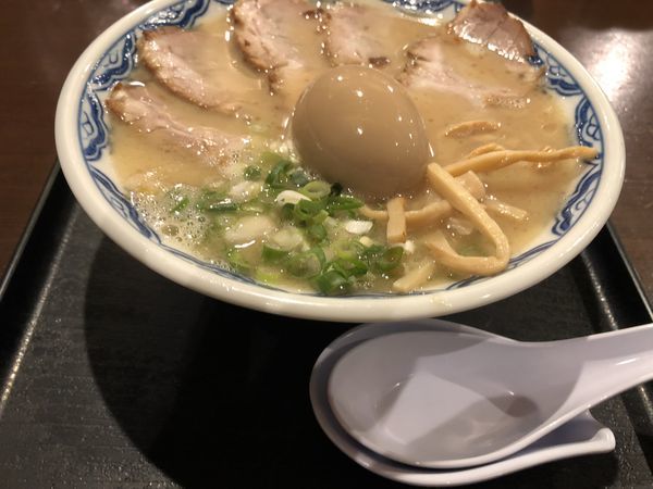 「博多チャーシューメン+半熟味たまご+〆のご飯　＠１３００円」@博多麺房 赤のれん 丸ビル店の写真