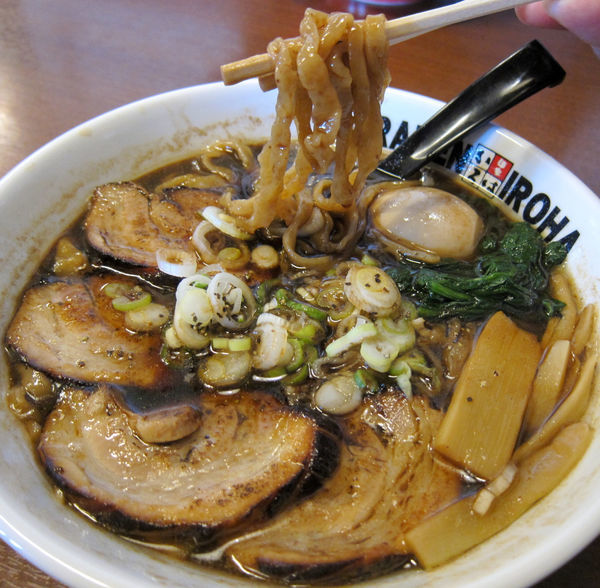 「特製煮干ブラック 炙りチャーシュー麺 1,200円」@麺家いろは 射水本店の写真