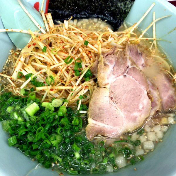 「朝ラーメン（梅抜）450円チャーシュー2枚和えネギ160円」@ラーメン山岡家 足利店の写真