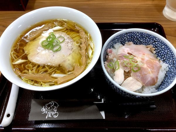 「醤油らぁめん（800円）＋２種盛レアチャーシュー丼」@めん屋さるの写真
