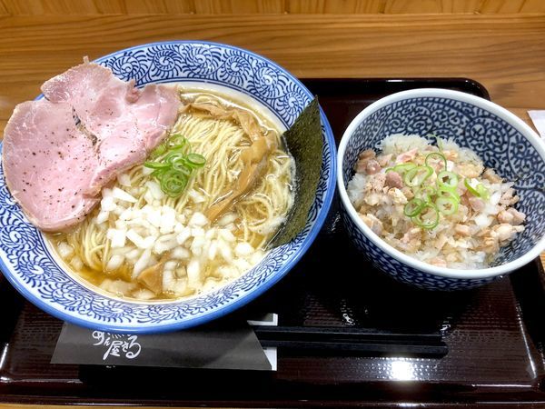 「煮干しらぁめん（820円）＋にぼし飯（260円）」@めん屋さるの写真