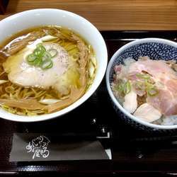 醤油らぁめん（800円）＋２種盛レアチャーシュー丼