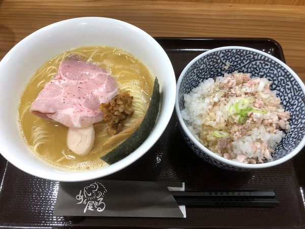 「【限定】地鶏白湯（850円）＋にぼし飯（260円）」@めん屋さるの写真