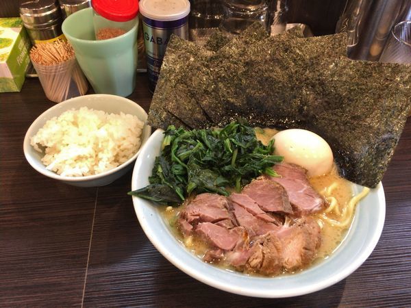 「ラーメン全部のせ 半ライス」@雷家の写真