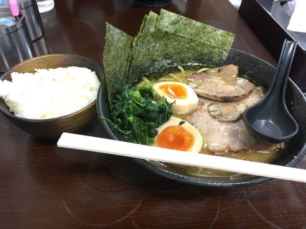 「豚骨醤油スペシャル 半ライス」@横浜らーめん 源泉の写真