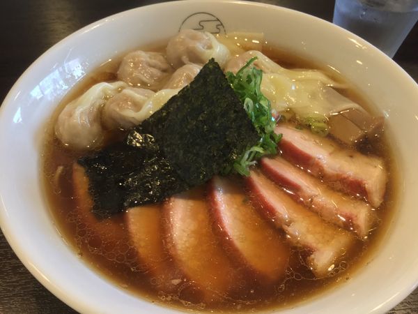 「チャーシュー肉ワンタン麺 黒だし ¥1,350」@八雲の写真