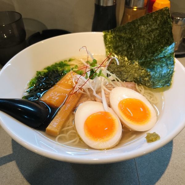 「しおらーめん 味玉」@麺屋 はちまるの写真