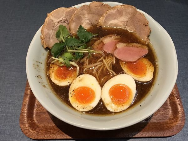 「にほんいち醤油そば +出汁玉子 +チャーシュー2枚」@麺巧 潮の写真